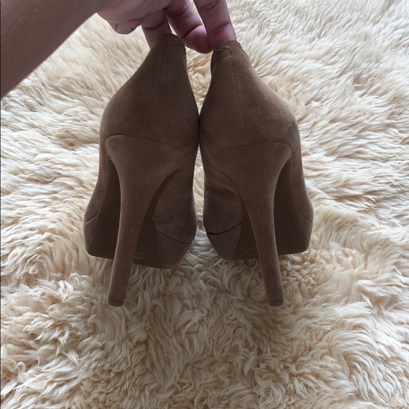 🎉HP Gianni Bini Tan Suede Heels - Picture 3 of 6